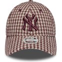 gorra-curva-granate-y-beige-ajustable-para-mujer-con-logo-granate-9forty-m-crown-houndstooth-de-new-york-yankees-mlb-de-new-era