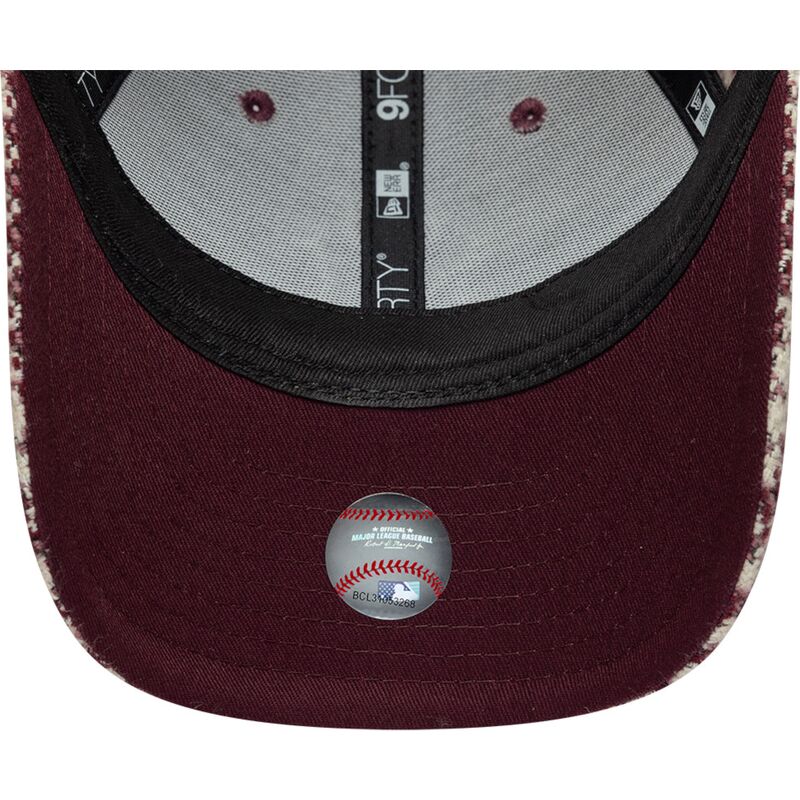 gorra-curva-granate-y-beige-ajustable-para-mujer-con-logo-granate-9forty-m-crown-houndstooth-de-new-york-yankees-mlb-de-new-era