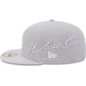 gorra-plana-gris-ajustada-59fifty-side-script-de-chicago-white-sox-mlb-de-new-era