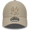 gorra-curva-beige-ajustable-con-logo-beige-9forty-pu-weave-de-new-york-yankees-mlb-de-new-era