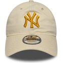 gorra-curva-beige-ajustable-con-logo-dorado-9twenty-league-essential-de-new-york-yankees-mlb-de-new-era