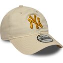 gorra-curva-beige-ajustable-con-logo-dorado-9twenty-league-essential-de-new-york-yankees-mlb-de-new-era