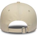 gorra-curva-beige-ajustable-con-logo-dorado-9twenty-league-essential-de-new-york-yankees-mlb-de-new-era