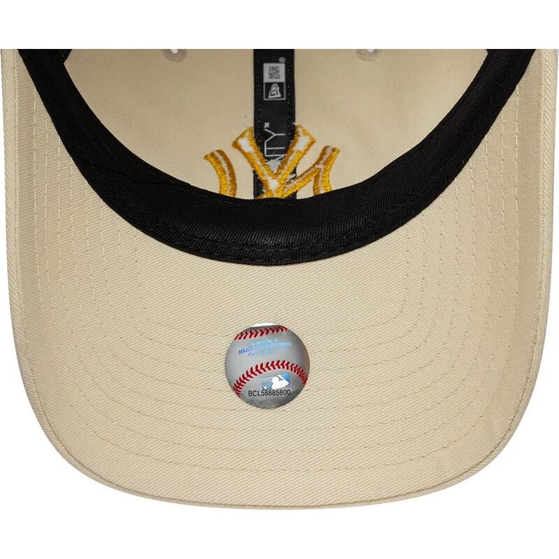 gorra-curva-beige-ajustable-con-logo-dorado-9twenty-league-essential-de-new-york-yankees-mlb-de-new-era