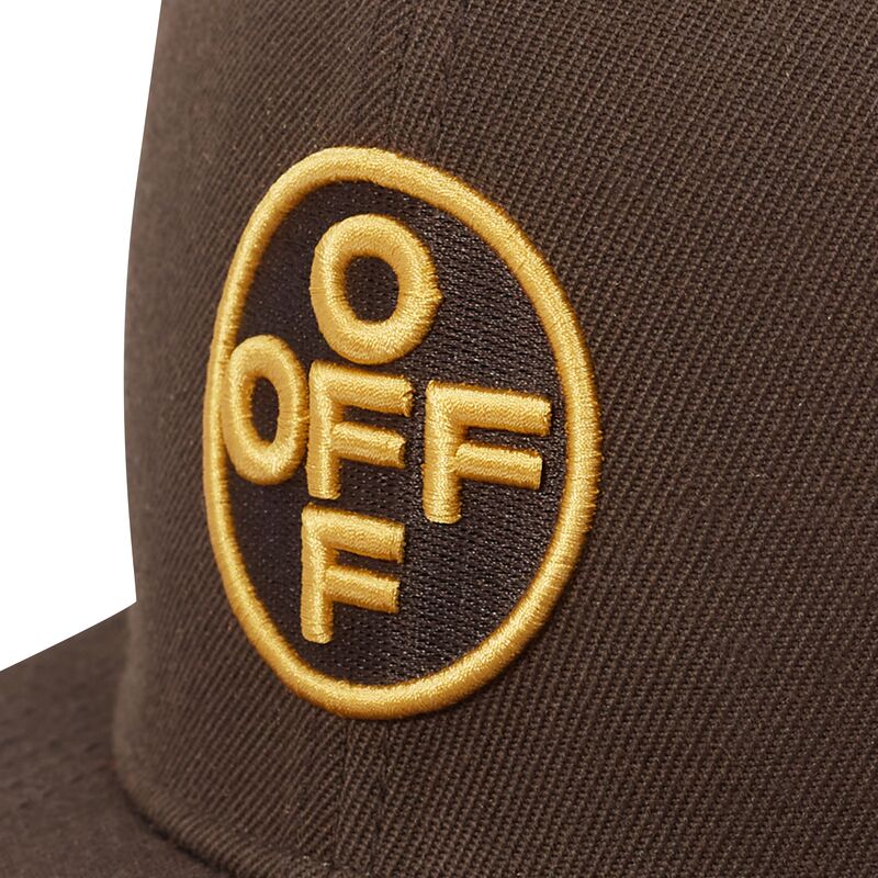 gorra-plana-marron-snapback-con-logo-amarillo-off-embroidered-twill-de-l-ab-c-o-off-white