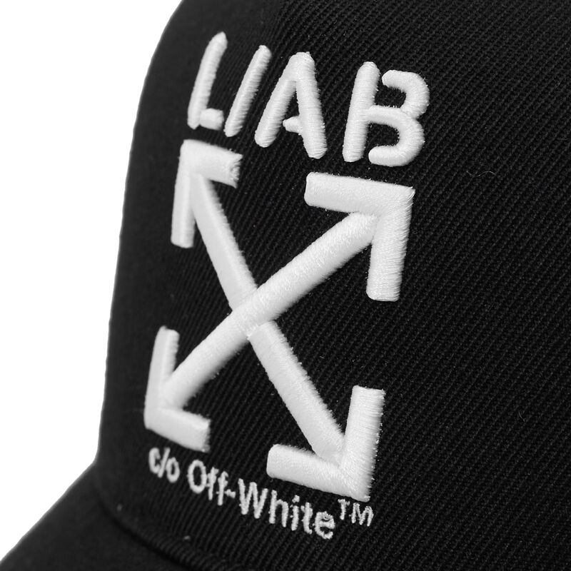gorra-trucker-negra-con-logo-blanco-clamp-arrows-de-l-ab-c-o-off-white