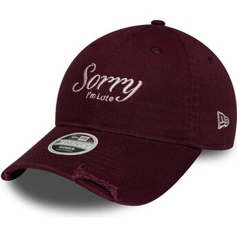 Gorra curva granate ajustable para mujer 9TWENTY Slogan Sorry I'm Late de New Era